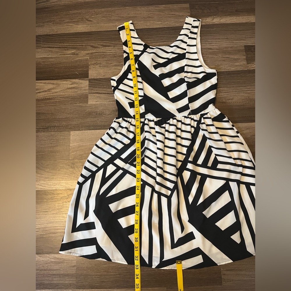 Everly Black & White Abstract Striped Cocktail Dress SZ Small - Picture 10 of 12